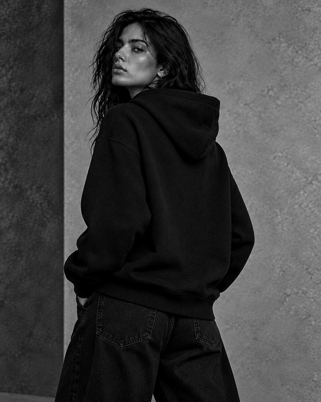 Le Hoodie Signature noir porté par une femme — dos vierge