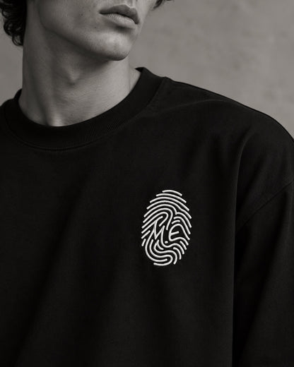 Détail de l’empreinte M.E blanche brodée — t-shirt L’Empreinte noir