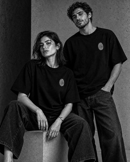 L’Empreinte — t-shirt noir unisexe porté en duo femme et homme