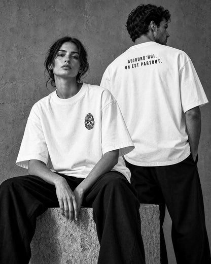 Le Manifeste blanc porté en duo — vue de face et de dos